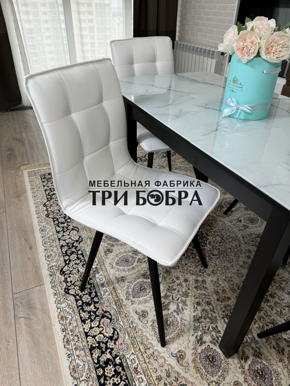 Стеклянный раздвижной стол "Итальянский мрамор" и стулья "ГУЧИ" белый