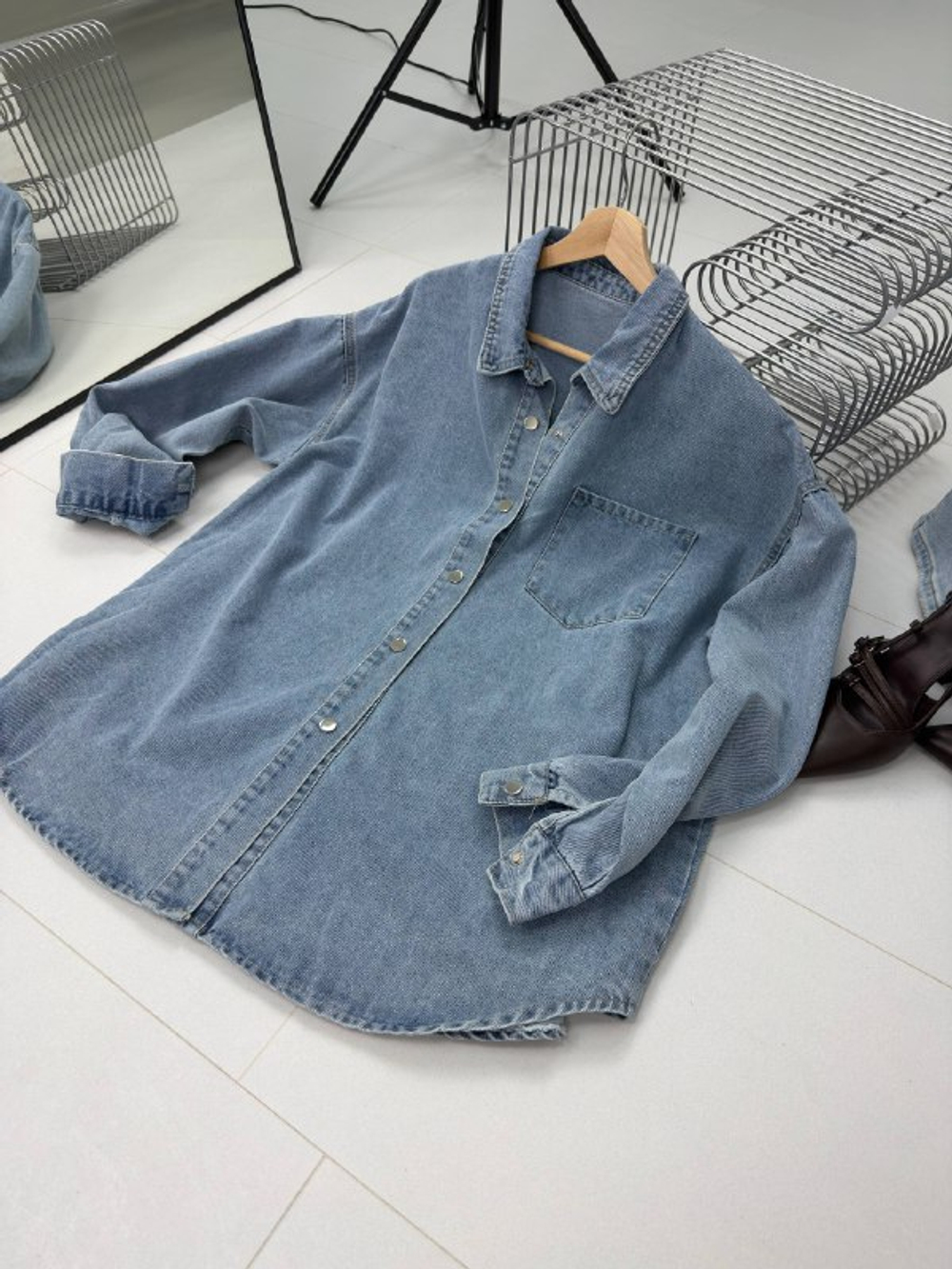 Рубашка джинсовая женская артикул 1377 цвет "голубой"