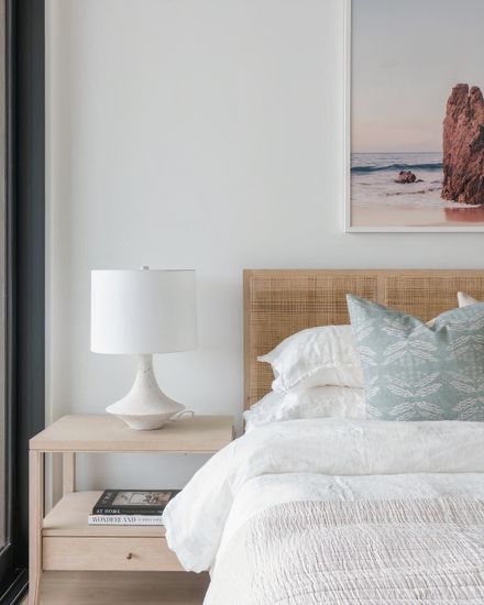 Белая настольная лампа “Шейди”