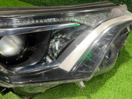 Фара правая Toyota RAV 4 CA40 (2015-2019) галоген
