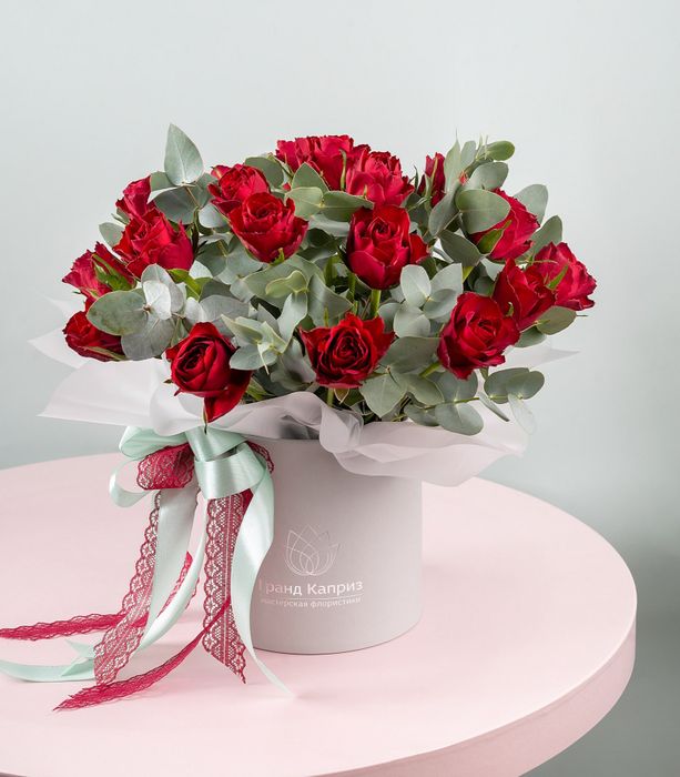 Композиция из роз Мадам Рэд с эвкалиптом