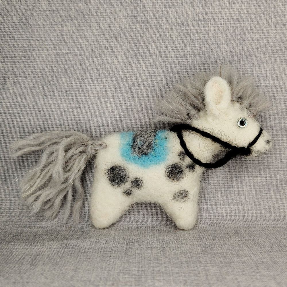 Авторская брошь/магнит Лошадка