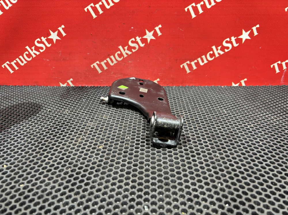 Кронштейн петли капота правый