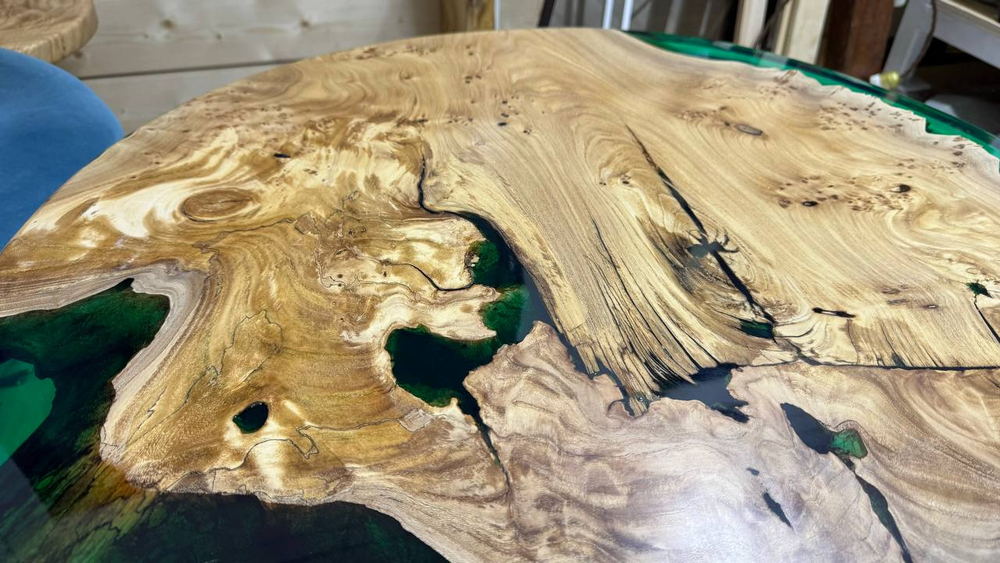 Журнальный столик из карагача с корой