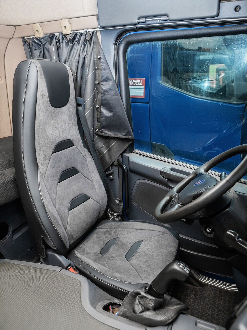 Чехлы Люкс Scania 5 серия Высокое и низкое сиденье (экокожа, черный, серая вставка)