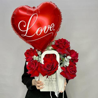 «Моя любовь» композиция с французскими розами Эксплорер и воздушным шаром ко дню влюбленных