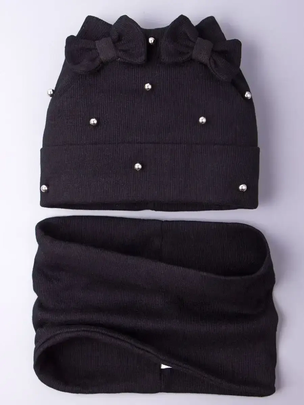 Шапка для девочки на осень с бусинами и снуд