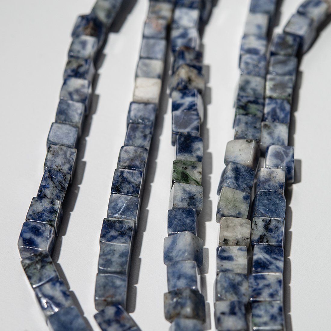 Содалит натуральный, куб 6,6мм