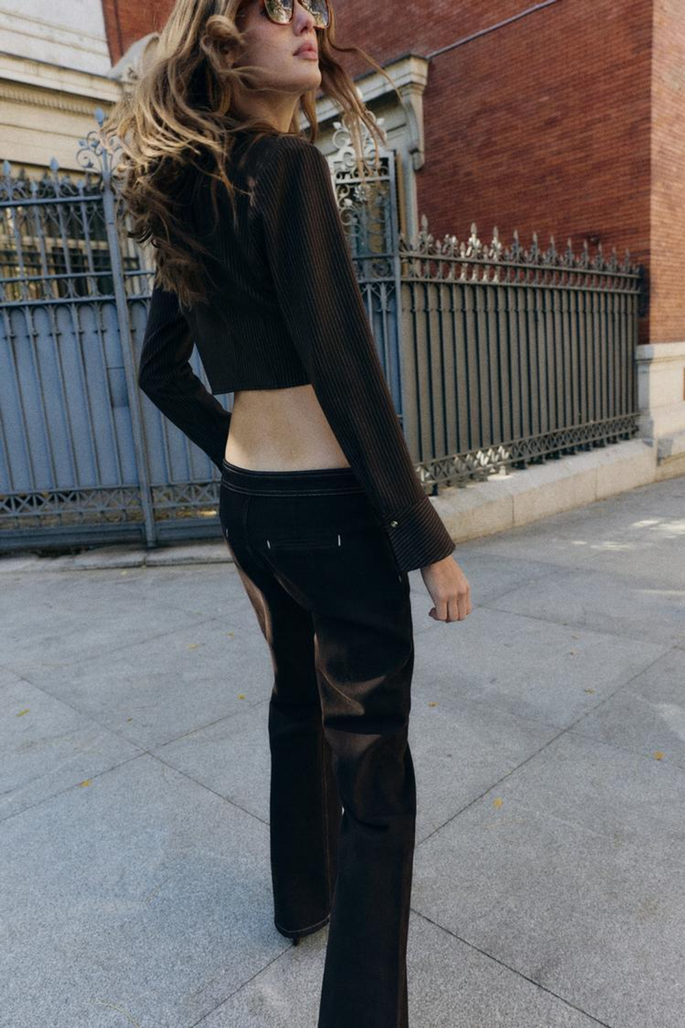 ZARA УКОРОЧЕННАЯ РУБАШКА В ПОЛОСКУ С ПОДПЛЕЧНИКАМИ, КОРИЧНЕВЫЙ/ЭКРЮ