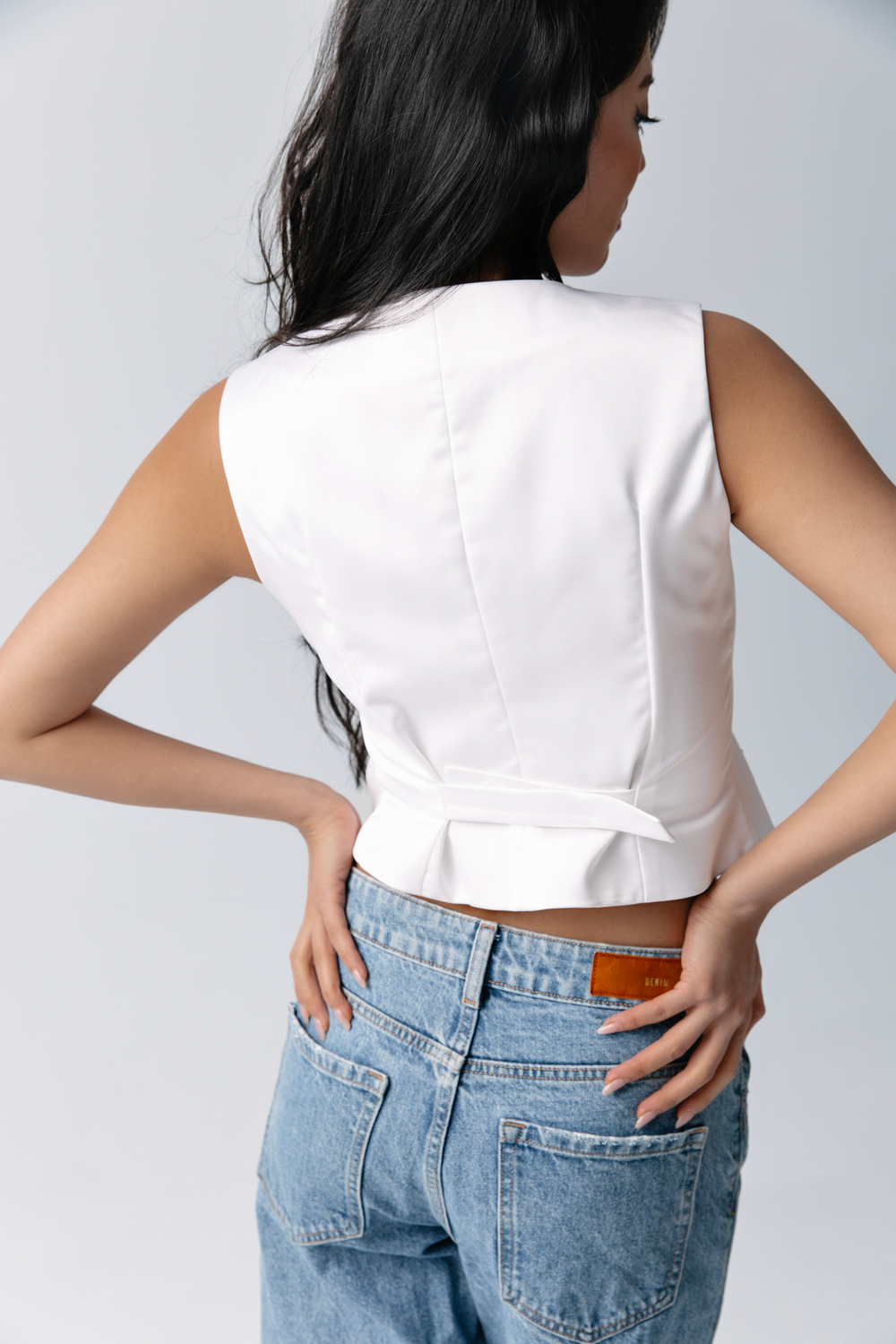 Жилет из атласной ткани