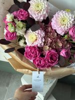 Букет из кустовых пионовидных роз, георгин, гортензии, лизиантуса и эвкалипта