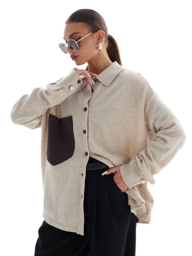 Бежевая кашемировая рубашка с контрастным карманом