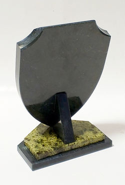 Часы " щит" из змеевика 14.5-10-7.5см