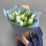 Букет из 15 белых тюльпанов в голубом оформлении