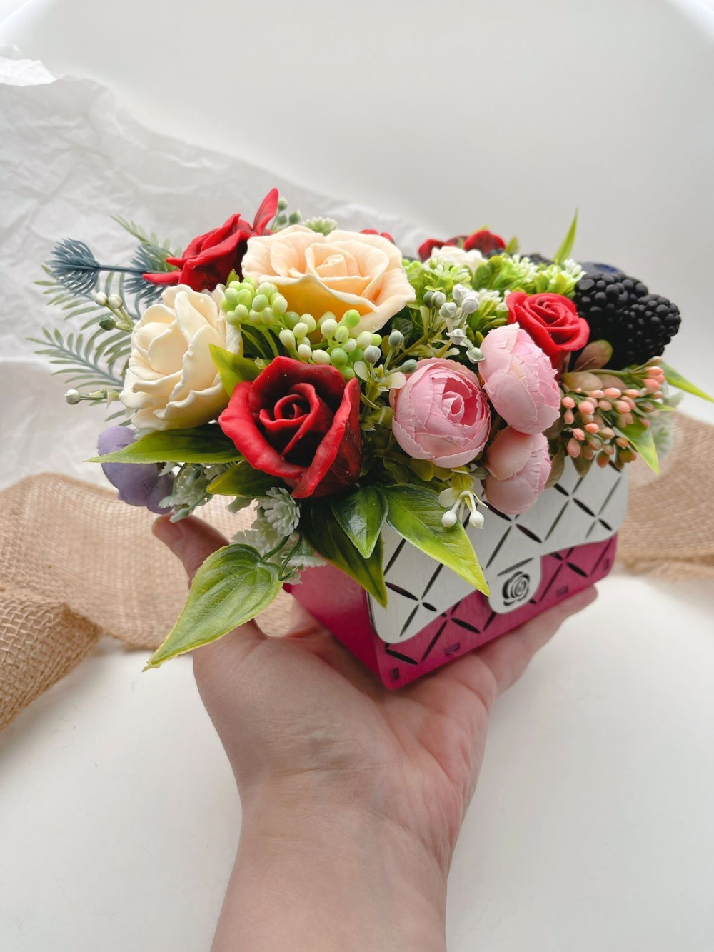 Букет “Фуксия с ягодами”