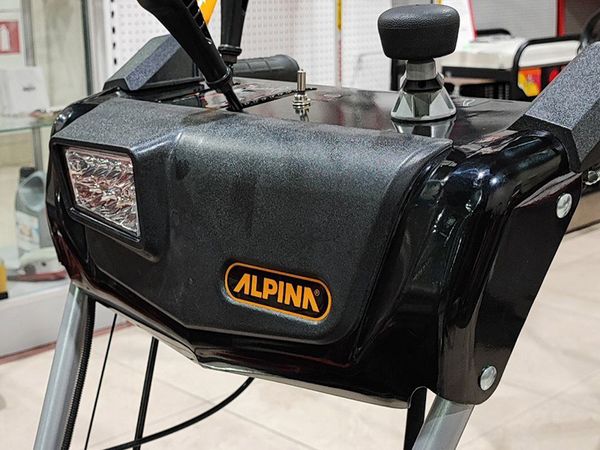 Как лучше всего убирать свежий и слежавшийся снег