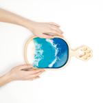 Деревянная доска из цельного куска древесины кедра с ручкой "лапкой" и эпоксидной смолой. RD79