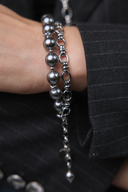 Браслет к колье кроссбоди цепь и серый жемчуг, оттенок серебро