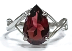 Ювелирное кольцо из серебра 925 пробы,вставка гранат натуральный,размер 18