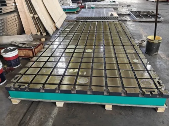 Чугунная плита с сеткой Т-образных пазов