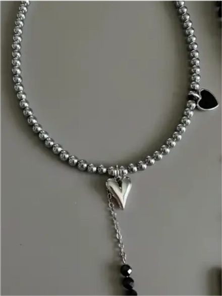 Чокер из гематина с подвесками сердце