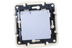 Розетка Legrand Etika с заземлением с крышкой и шторкой белая 30193