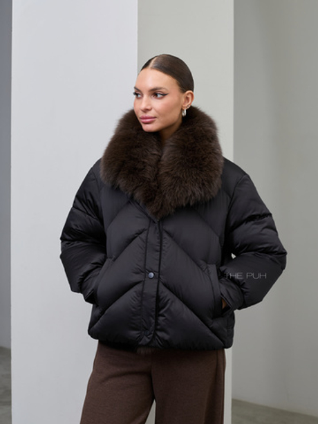 Короткий черный пуховик с меховым воротником