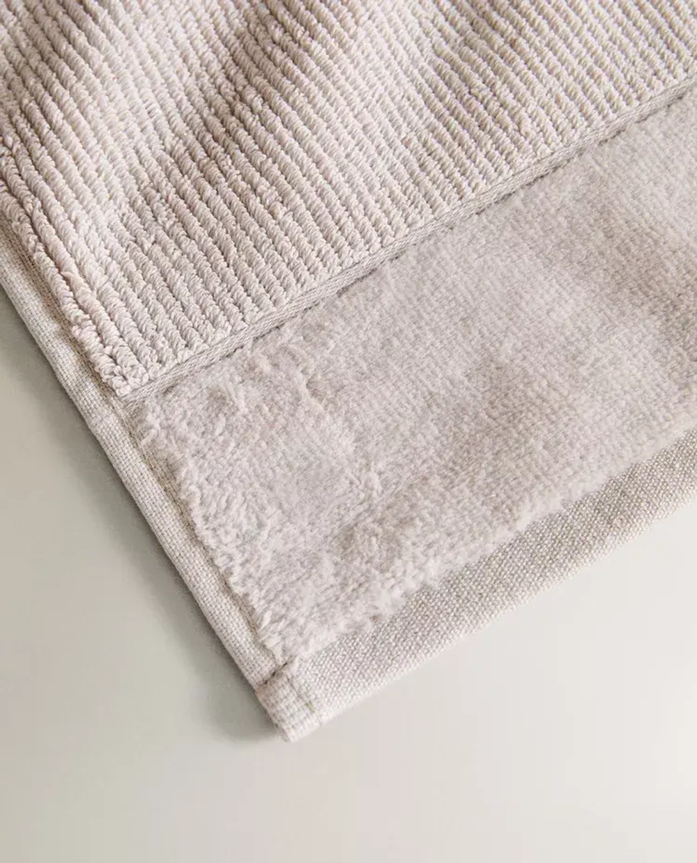 ZARA HOME ПОЛОТЕНЦЕ ИЗ РЕЛЬЕФНОЙ ТКАНИ, СЕРЫЙ