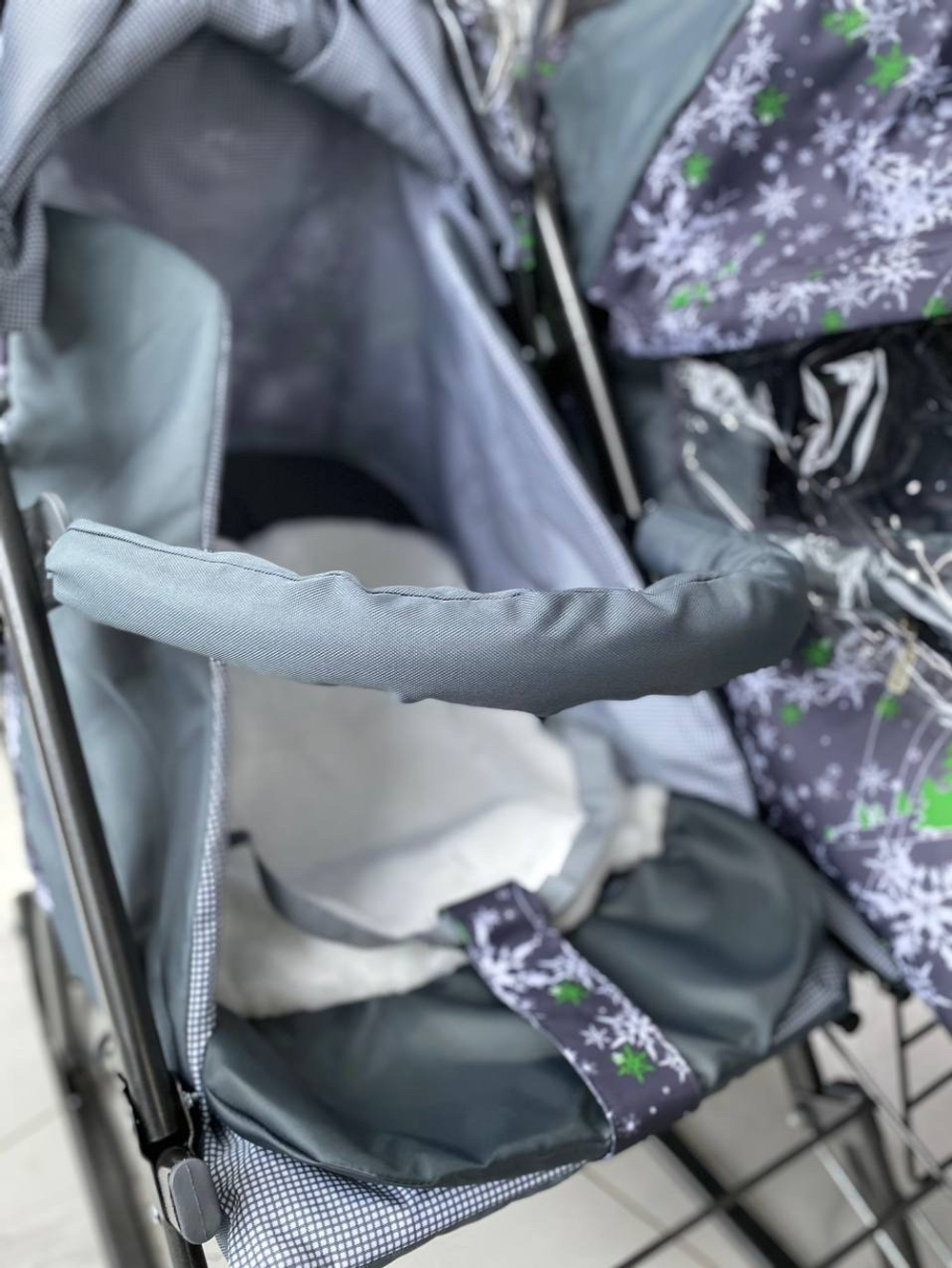 Санки - коляска БЛИЗНЯШКИ с колесами ЕЛКИ НА СЕРОМ