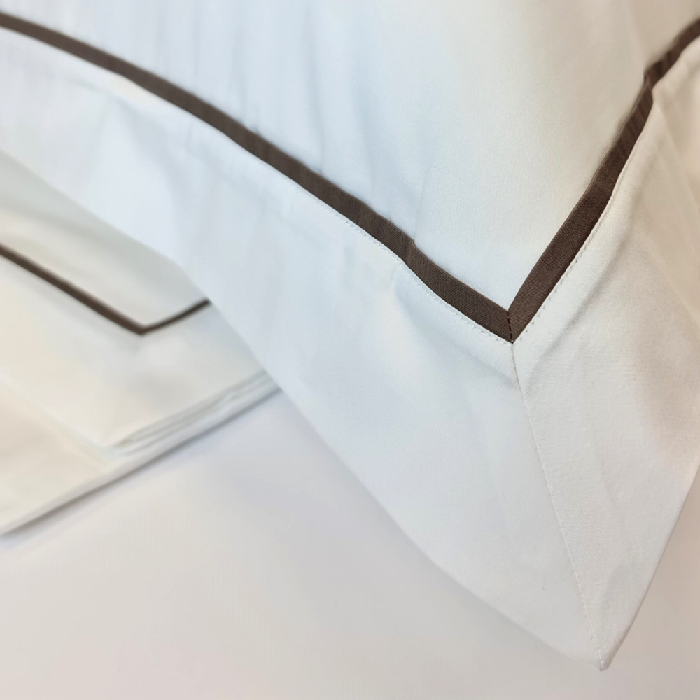 Постельное белье 2 спальное евро Сlaire&Caroll George белое с темно-коричневым кантом