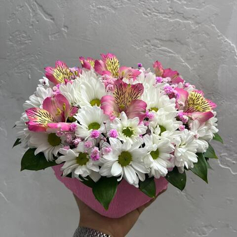 Цветочная композиция из хризантемы и альстромерии "Цветущее сердце"