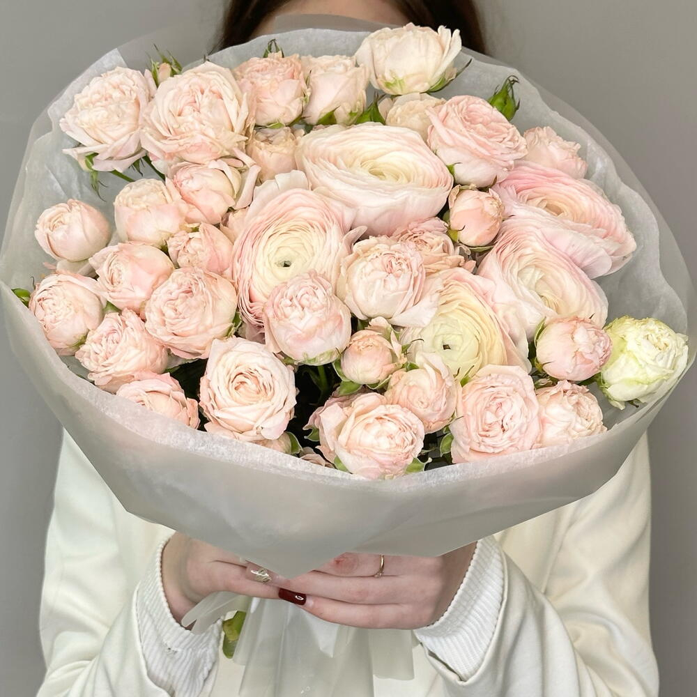 «Пудреница» букет из ранункулюсов и кустовой пионовидной розы