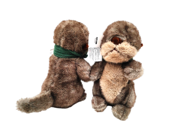 Мягкая игрушка Выдра сидячая с шарфом 25см