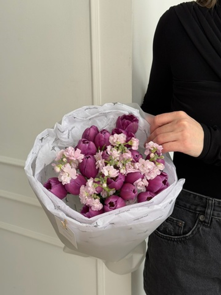 Букет из 19 фиолетовых тюльпанов и розовой маттиолы - S доступен к заказу с 3.03.2026