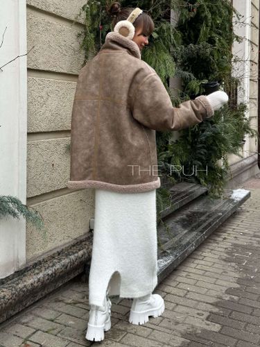 Женская двухсторонняя дубленка коричневого цвета