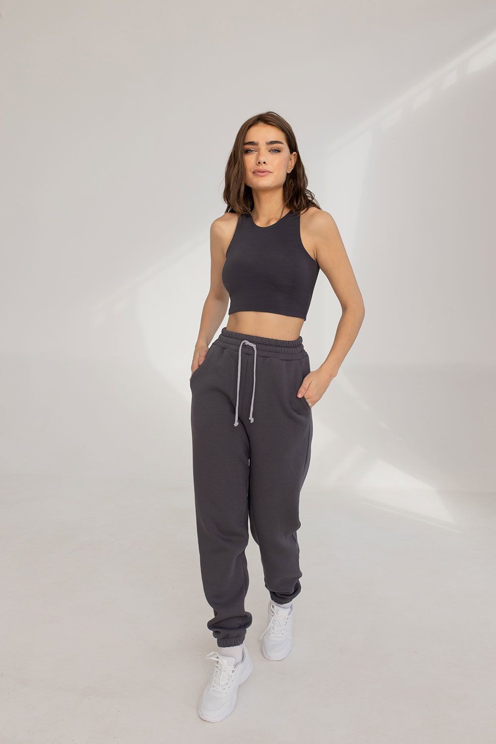 Короткая майка с фигурными вырезами графитового цвета