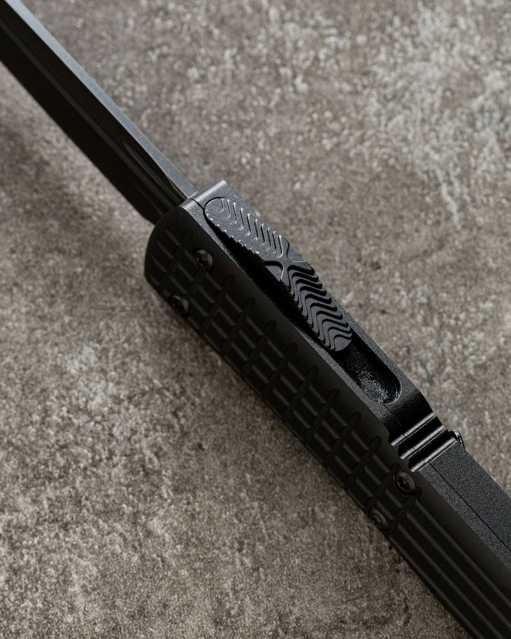 Автоматический складной нож Microtech Ultratech Delta Frag Fluted Tanto DLC Nickel Boron Signature Series VG-10 123D-1NB (черный-черный)