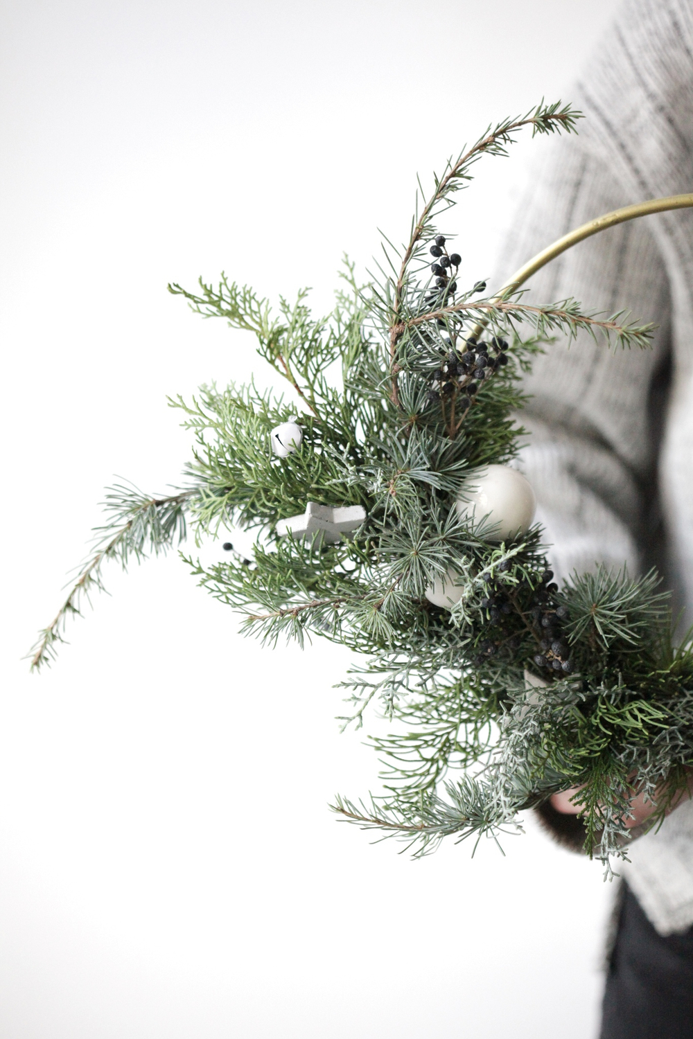 Рождественский венок с декором на круглой металлической основе