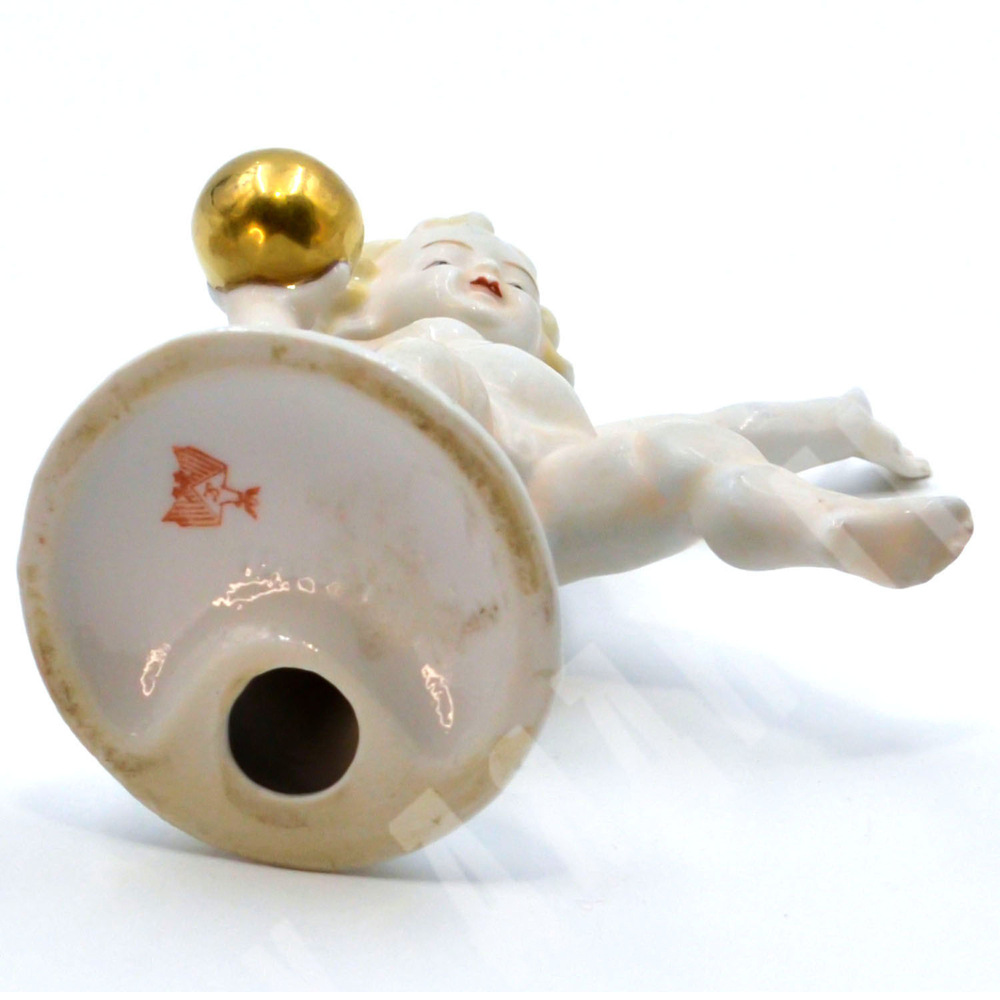 Путти с мячиком в руке. Фарфор, роспись, позолота. Германия, Графенталь (Gräfenthal). 1930-70-е гг.