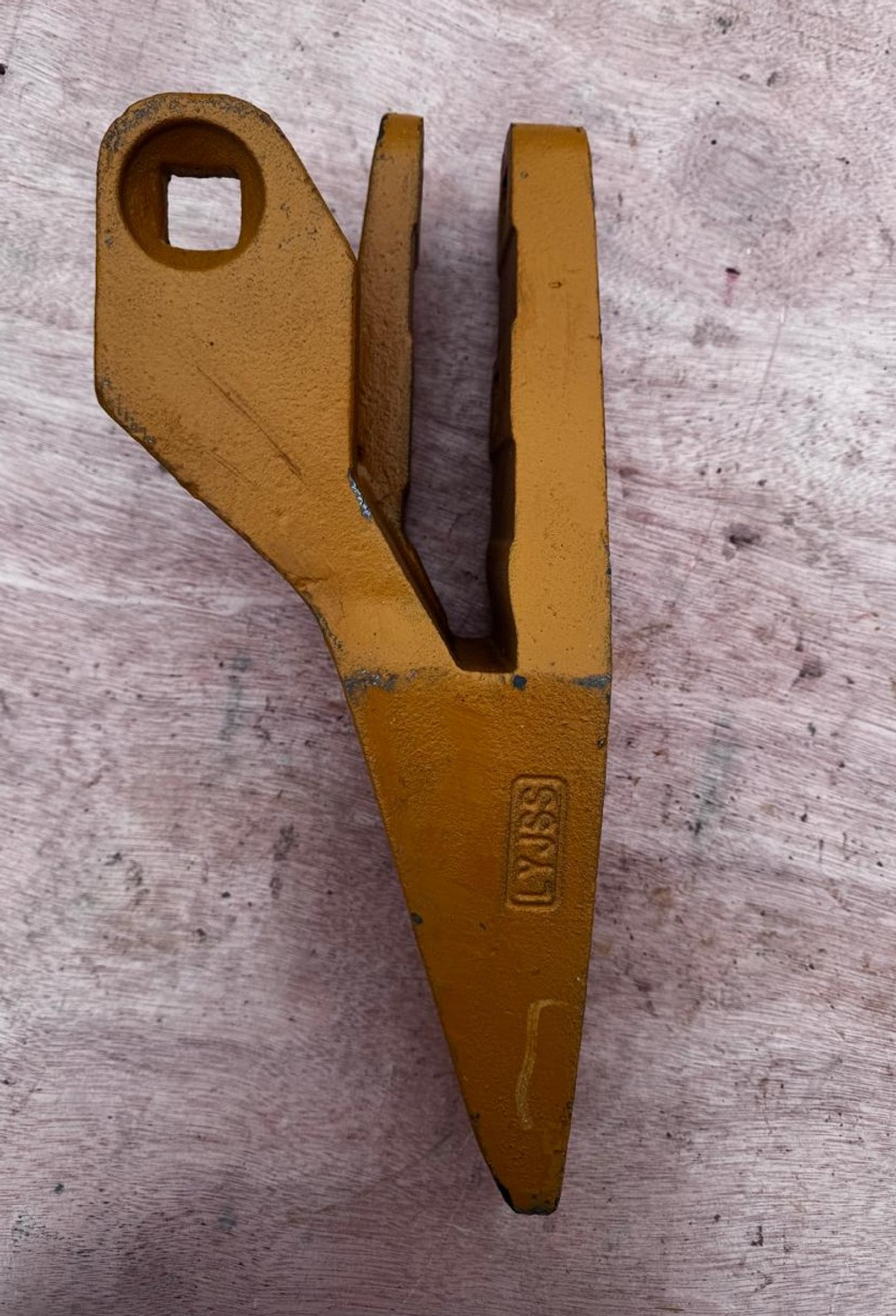 Зуб болтовой левый 132799000291А