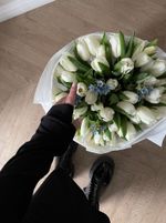 Букет из 51 белого тюльпана и незабудок