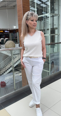 Белые брюки на резинке с кармашками