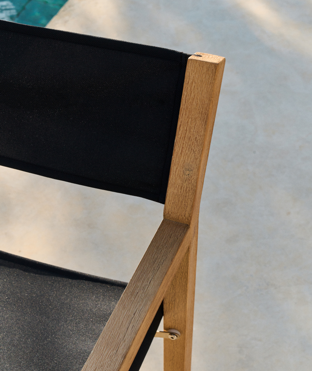 Складное уличное кресло Vilara из акации и текстиля черного цвета