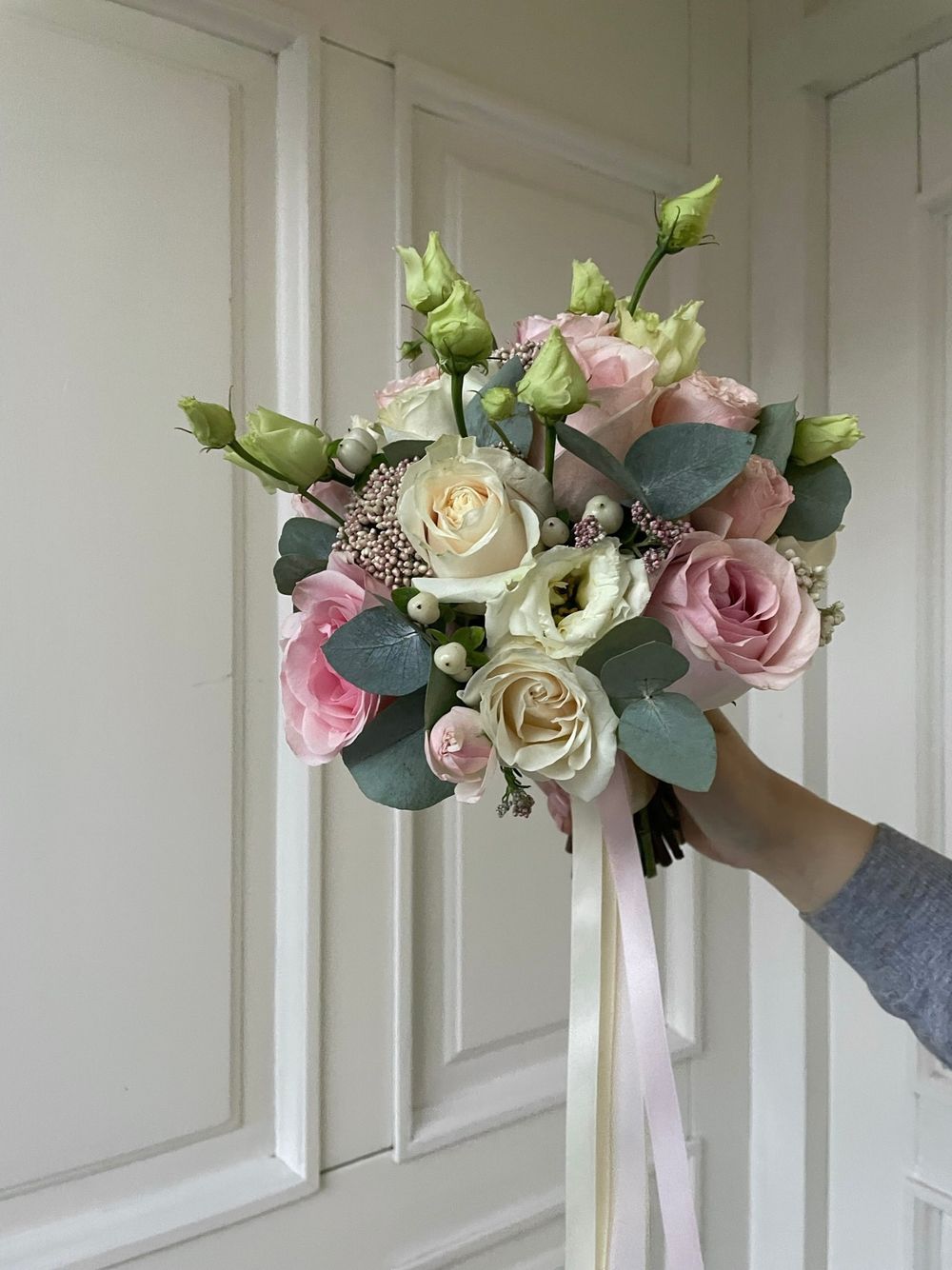 Свадебный букет из одноголовых роз, лизиантуса, озотамнуса и эвкалипта