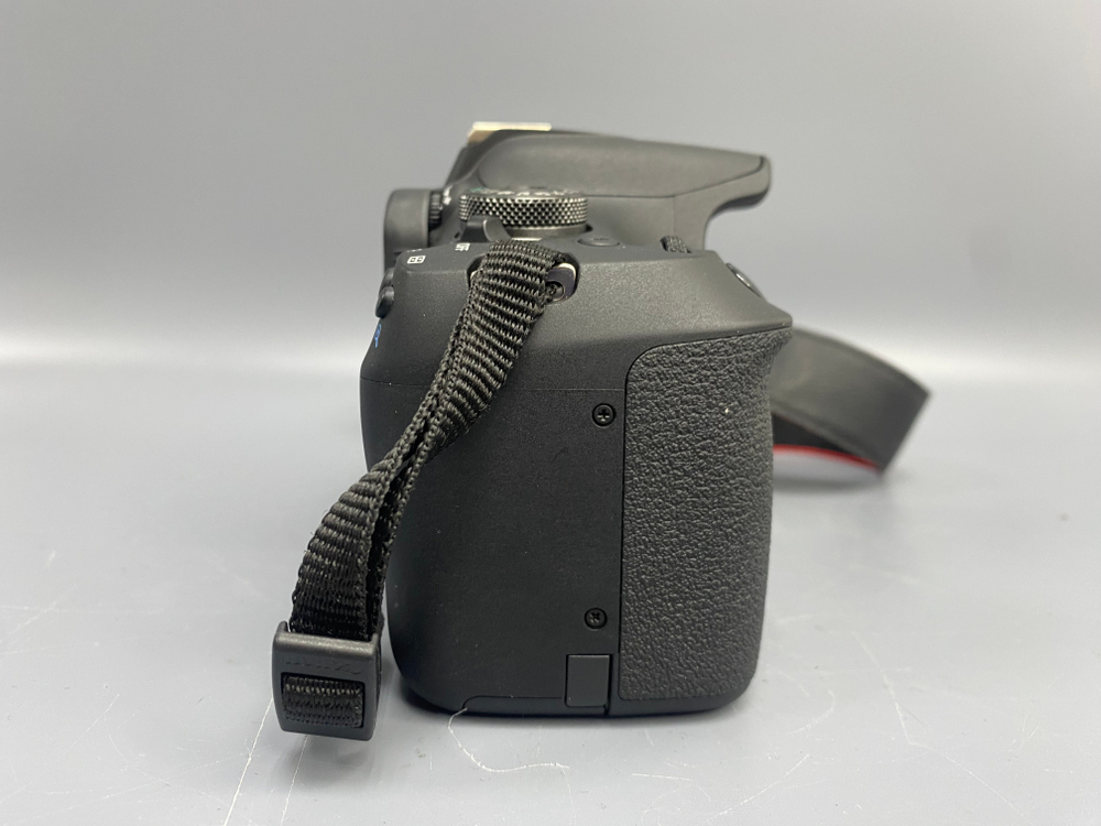 Canon 2000D Kit 18-55mm 890 кадров