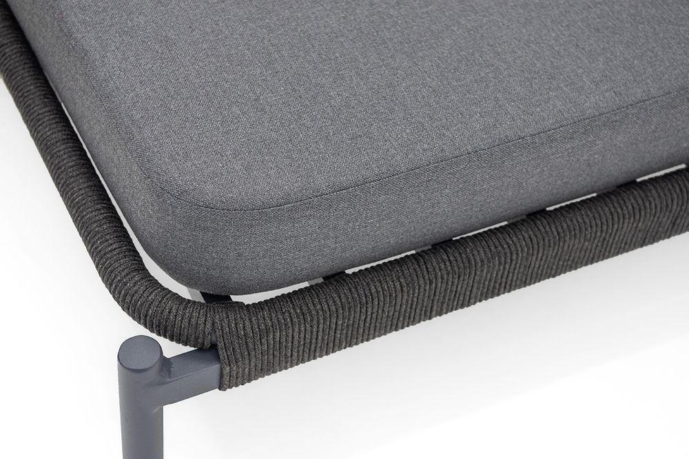 "Позитано" лежак плетеный из роупа, каркас алюминий темно-серый (RAL7024) муар, роуп темно-серый круглый, ткань темно-серая 027