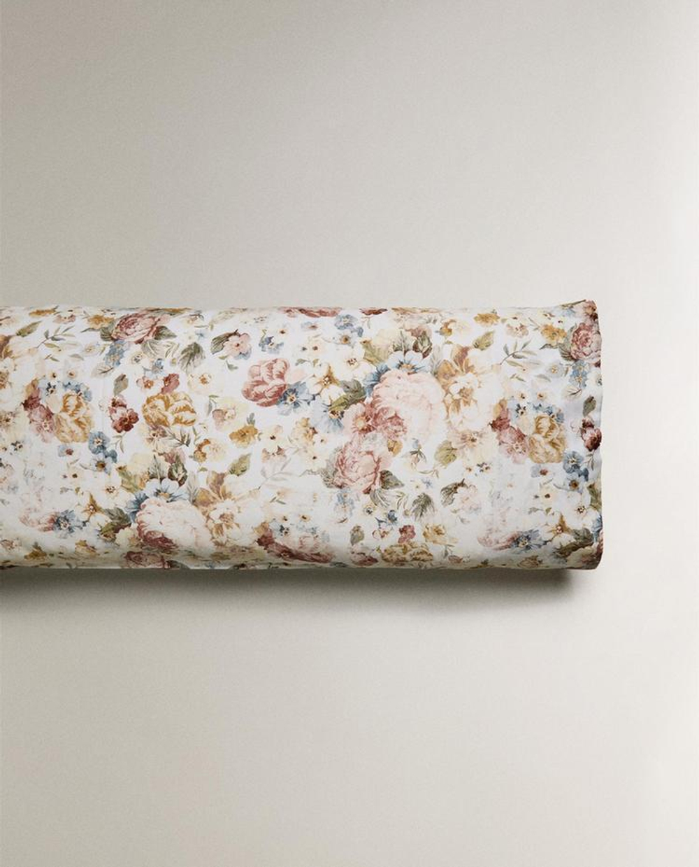 ZARA HOME НАВОЛОЧКА ИЗ САТИНА С ЦВЕТОЧНЫМ ПРИНТОМ, ЖЕЛТОВАТО-БЕЛЫЙ