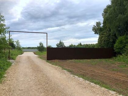 Завершен монтаж ограждения на въезде в «Романовский Парк – 2»