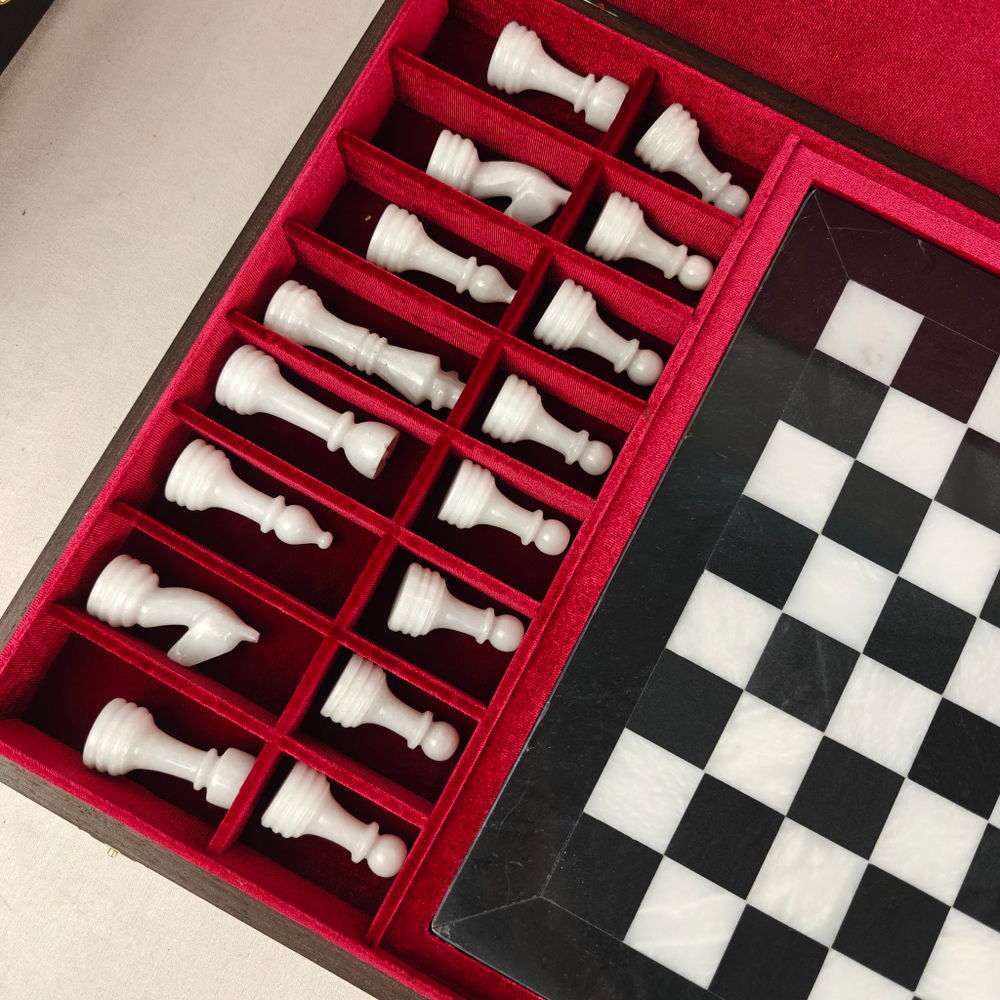 Подарочные шахматы из мрамора и оникса в футляре