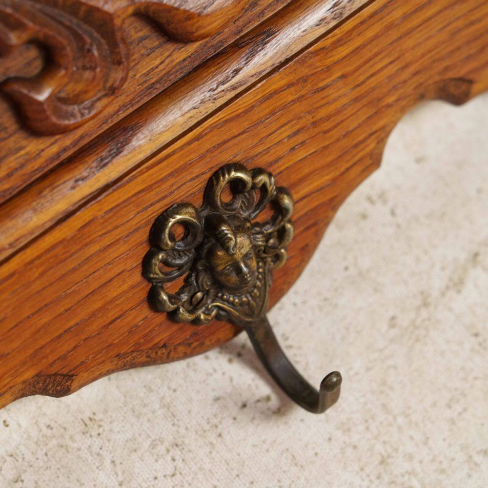 Настенная вешалка с резным декором в Неоклассическом стиле